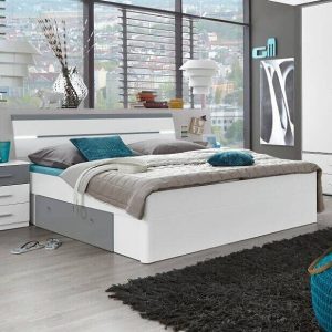 tweepersoonsbed 180 x 200 cm. met nachtkastjes